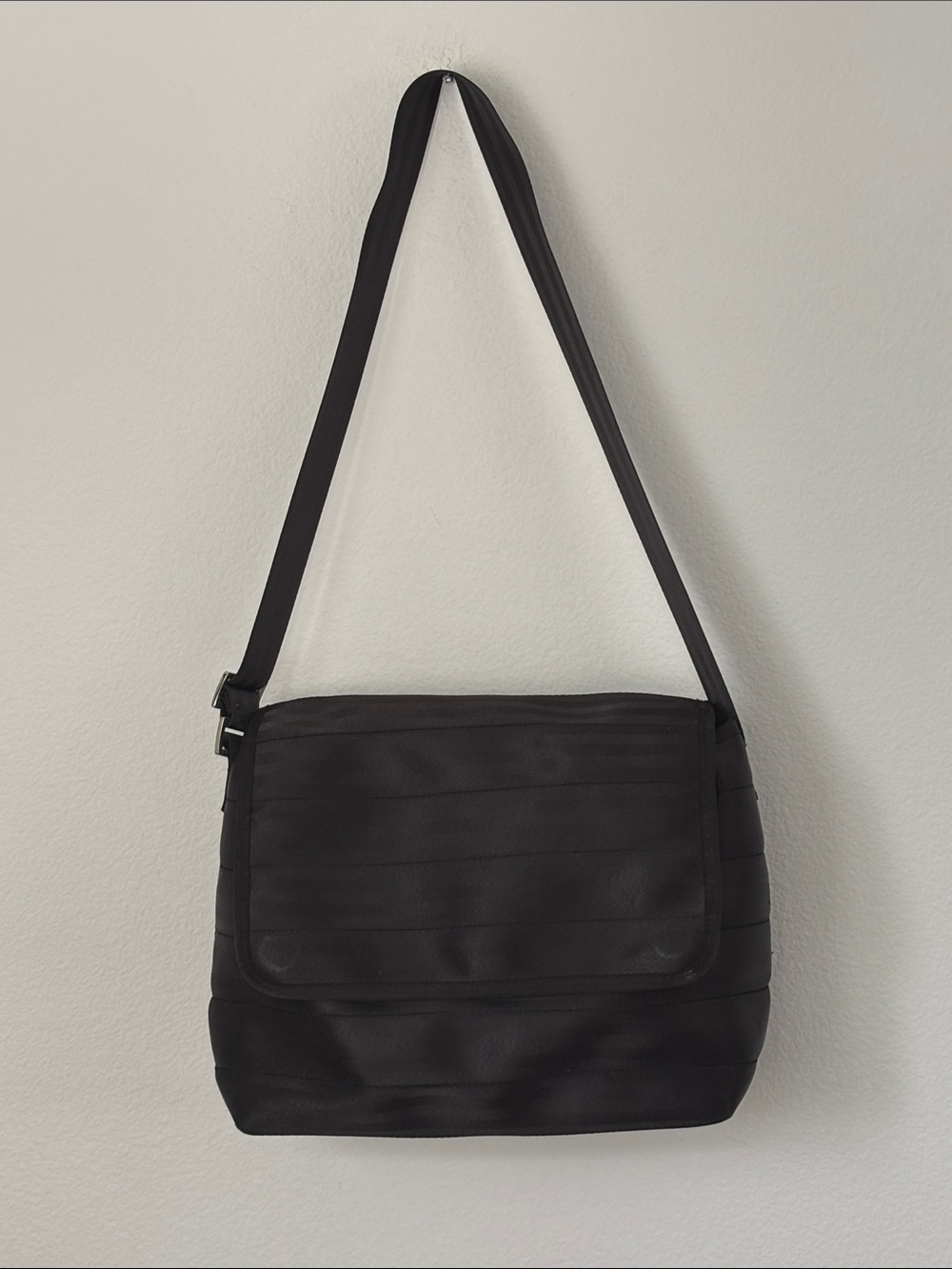 Harveys Black Women's Travel Messenger Bag Flap Over Pockets - Picture 3 of 16